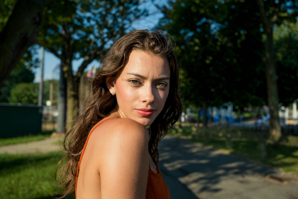 宝贝对着镜子塞13颗荔枝 宝贝对着镜子塞13颗荔枝